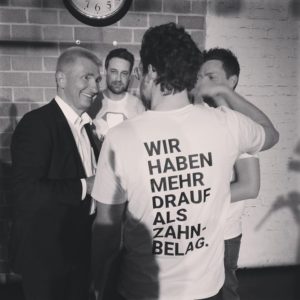 Andreas Pinkwart im Gespräch mit den Zahnarzt-Helden